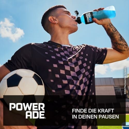 Sportler trinkt Powerade und hält Fußball.