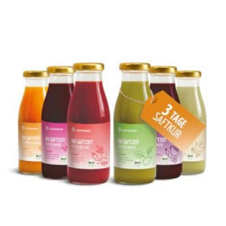 Sechs Flaschen Bio-Saftkur mit verschiedenen Geschmacksrichtungen.