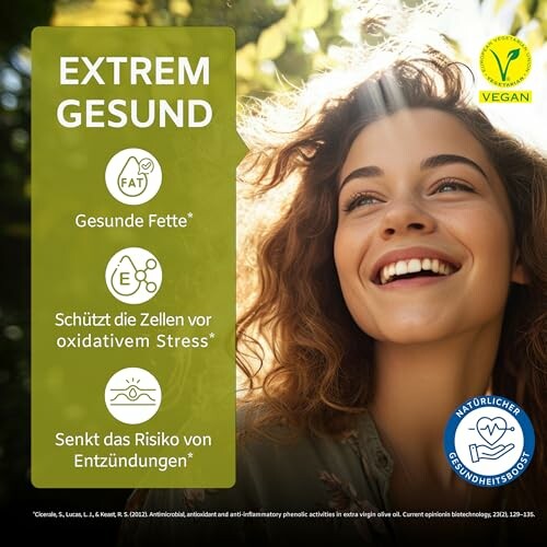 Junge Frau lächelt neben Gesundheitsvorteilen von gesunden Fetten.