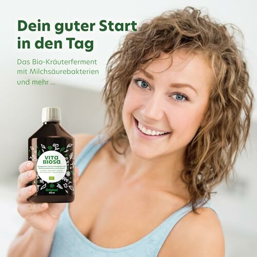 Frau hält eine Flasche Vita Biosa.