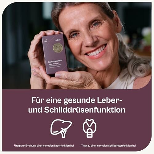 Frau hält ein Nahrungsergänzungsmittel für Leber- und Schilddrüsenfunktion