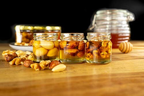 Gläser mit Honig und Nüssen auf einem Tisch