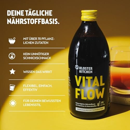 Kloster Kitchen Vital Flow Flasche mit Glas auf gelbem Hintergrund.