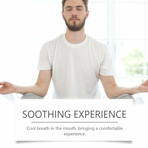 Mann meditiert entspannt im Schneidersitz.