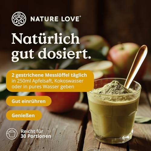 Getränkepulver in Glas mit Äpfeln und Messlöffel