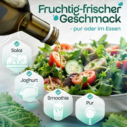 Olivenöl wird über einen Salat gegossen.