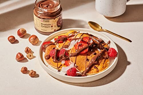 Pfannkuchen mit Schokolade und Beeren auf einem Teller