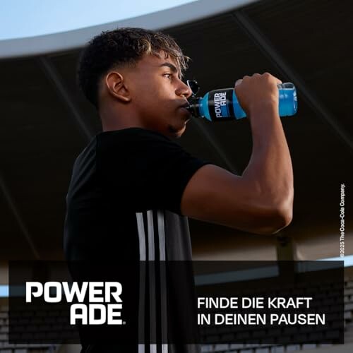 Sportler trinkt Powerade im Stadion