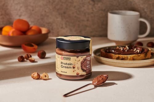 Proteincreme mit Haselnuss und Toast auf Tisch.