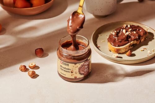 Proteincreme und Toast mit Nüssen auf einem Tisch