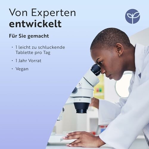 Wissenschaftlerin verwendet Mikroskop im Labor.