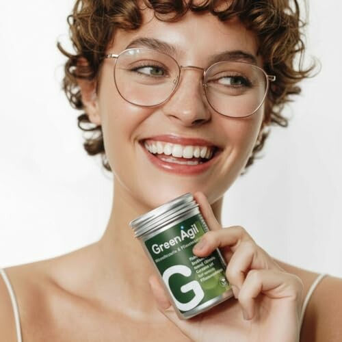 Frau lächelt und hält GreenAgil-Dose.