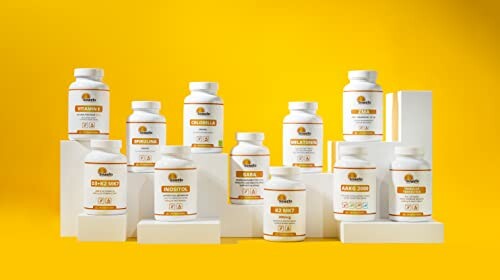 Mehrere Flaschen mit Nahrungsergänzungsmitteln vor gelbem Hintergrund