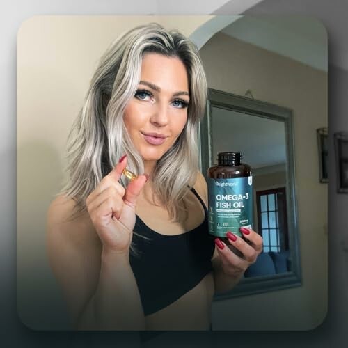 Frau hält Omega-3-Fischöl-Flasche und Kapsel