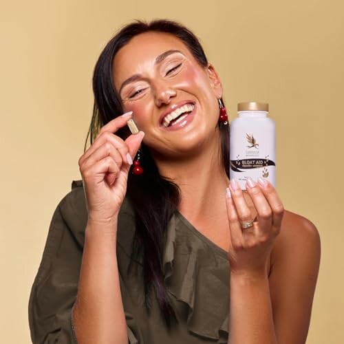 Frau hält Nahrungsergänzungsmittel und lächelt